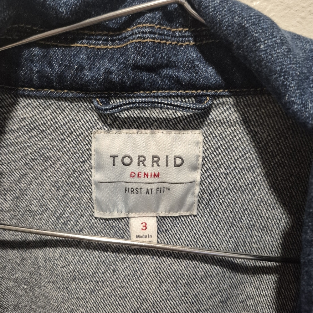 Torrid Size 3X Blue Denim Distressed Trucker Jean Jacket Plus Size - Picture 5 of 5